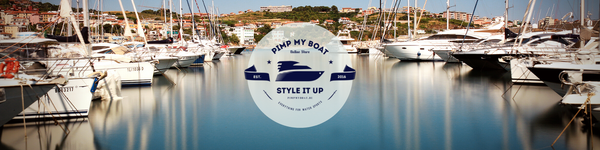 Das Pimp my Boat Logo Style it up im Vordergrund eines abgebildeten Hafens mit Segelschiffen, Sportbooten und Yachten.